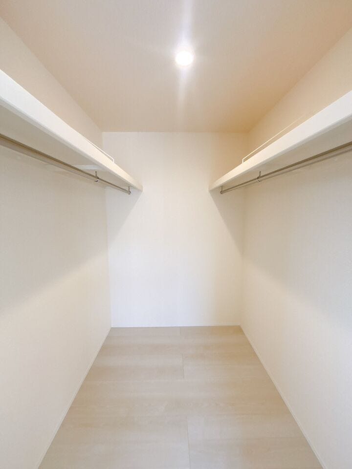 【ウォークインクローゼット】
広々とした空間は、衣類はもちろんバッグや靴、アクセサリーまで一箇所に収納可能!
ゆったりした空間で整理しやすく、衣類のしわや傷みを防いで長持ちしやすい快適な収納です♪