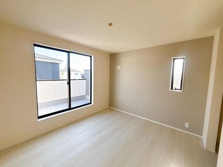 【洋室】
モノトーンのアクセントクロスは、空間を引き締めながら上質な雰囲気を演出してくれます♪
落ち着いた色味が洗練された印象を与え、シンプルながらも高級感のある居心地の良い空間をつくり出します♪