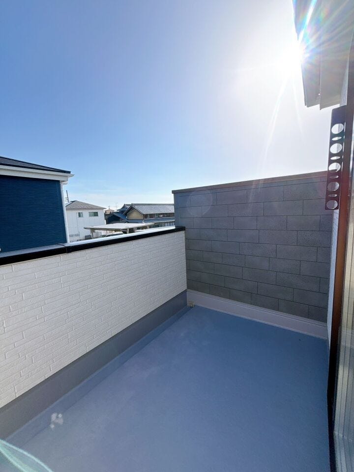 【バルコニー】
南に面したバルコニーは陽当りがよく、洗濯物が乾きやすいです♪
陽当たりが良いため、日光浴やガーデニングの使用にも適しており、外の空気を楽しむ場として活用しやすいです!