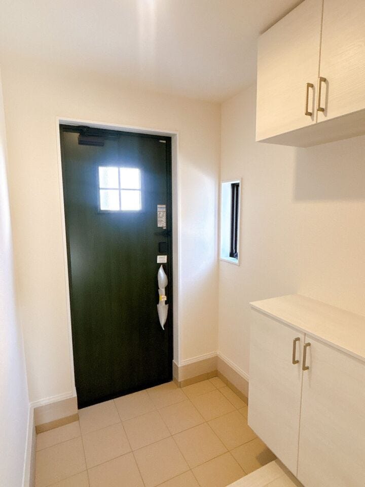 【玄関】
ガラス窓付きの玄関ドアは自然光が差し込み、玄関が明るく開放的に!
日中は照明いらずで省エネにも♪
おしゃれで洗練された印象を与え、外観のアクセントとしても映えるデザインです!