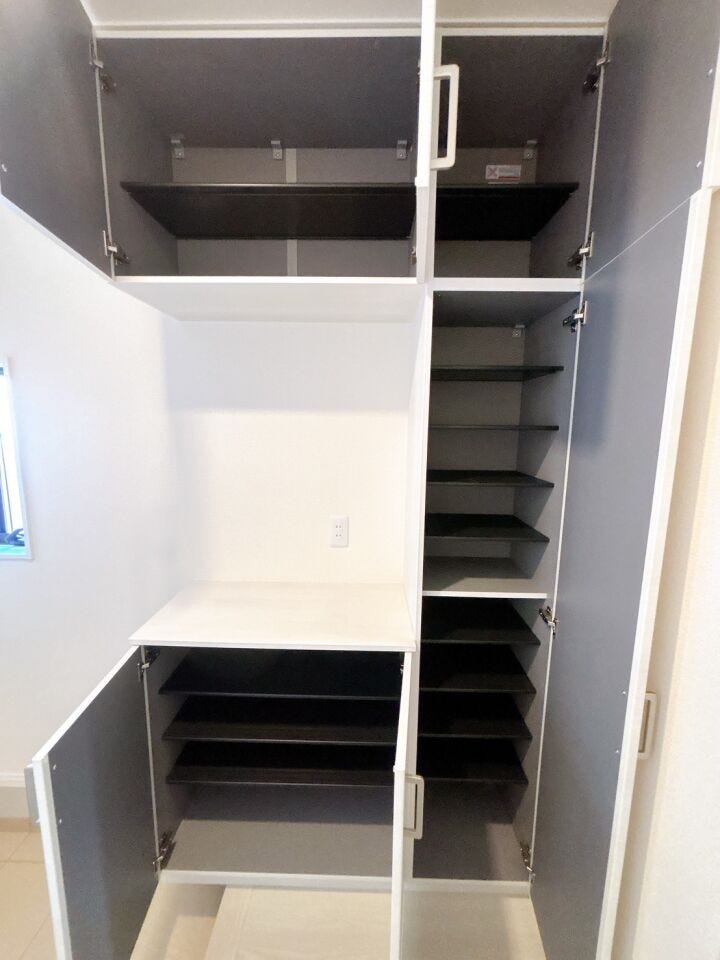 【玄関】
大容量のシューズボックスで靴の種類や季節に応じて多くの靴を収納でき、家族全員分の靴を一箇所にまとめて管理できます♪
またゆとりをもって収納をすることが出来るため、湿気を逃してくれます♪