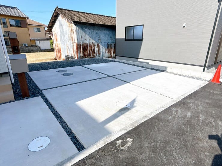 【駐車場 並列3台分】
並列3台分の広々とした駐車スペースで、車の乗り降りや荷物の積み下ろしもスムーズです!
大型車にも対応しやすく、家族や来客の車もそれぞれ独立して停められて便利です♪