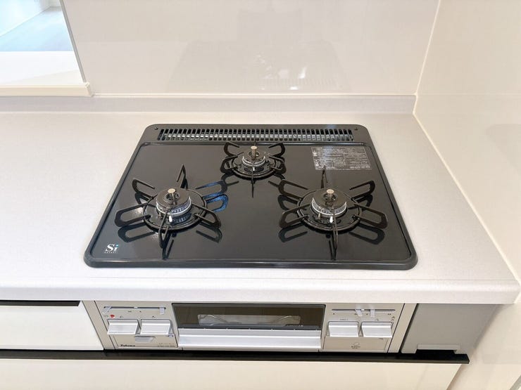 【三口コンロ】
強火、中火、弱火を使い分けて、それぞれに適した調理ができる三口コンロ!
大人数分の料理を手早く準備する際にも便利で、大家族の方やパーティーやイベントのときにも活躍します!