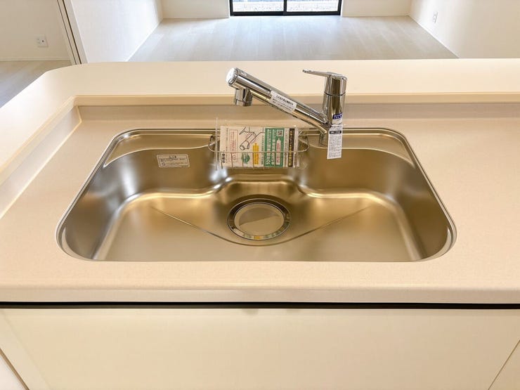 【浄水器付き水栓】
水道の蛇口に浄水機能が一体化されているため、ペットボトルの水を買わずに飲み水として使用することが出来ます!
水道水の不純物を除去し、安全で美味しい水を家庭で簡単に利用できます♪