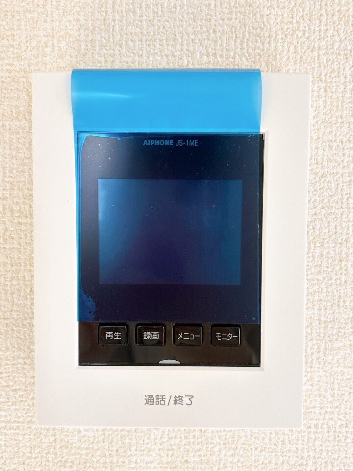 【モニター付きインターホン】
モニター付きインターホンなら、来訪者の顔を確認してから対応できて安心♪
セールス対策にも役立ち、毎日の暮らしに安全と快適さをプラスしてくれる設備です!