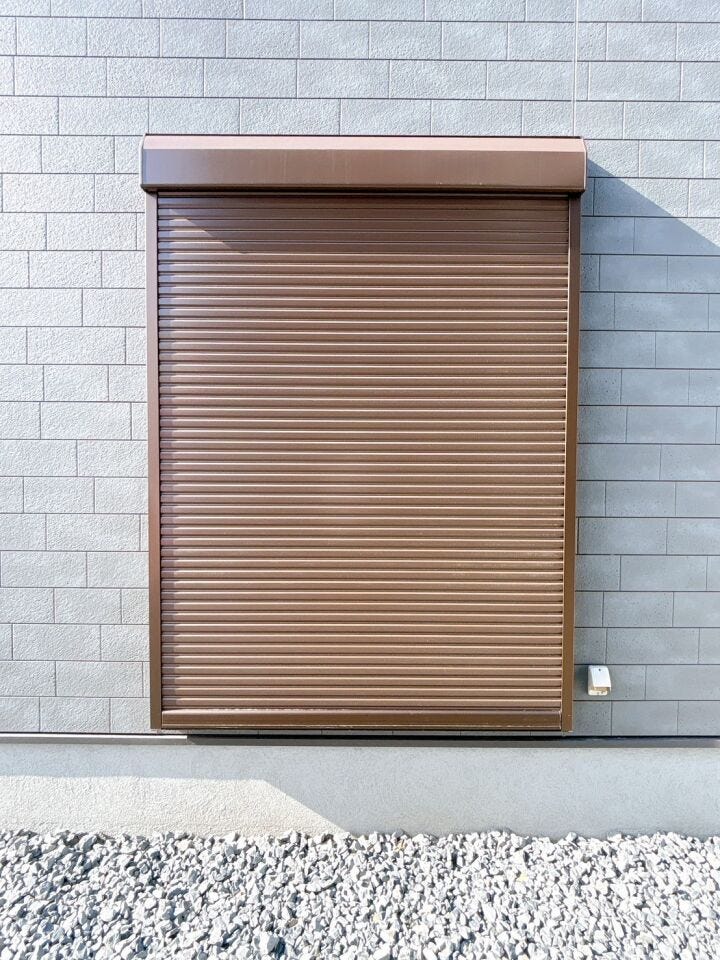 【シャッター付き雨戸】
雨戸とシャッターを組み合わせることで、強風や大雨などの悪天候にもより効果的に対応できます!
また外部からの衝撃や飛来物から家屋を守り、防犯性も向上します♪