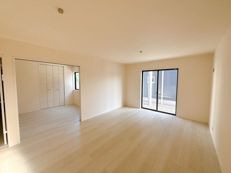 大きな窓から光が差し込む明るいリビング!日中は電気代の節約にもなります!