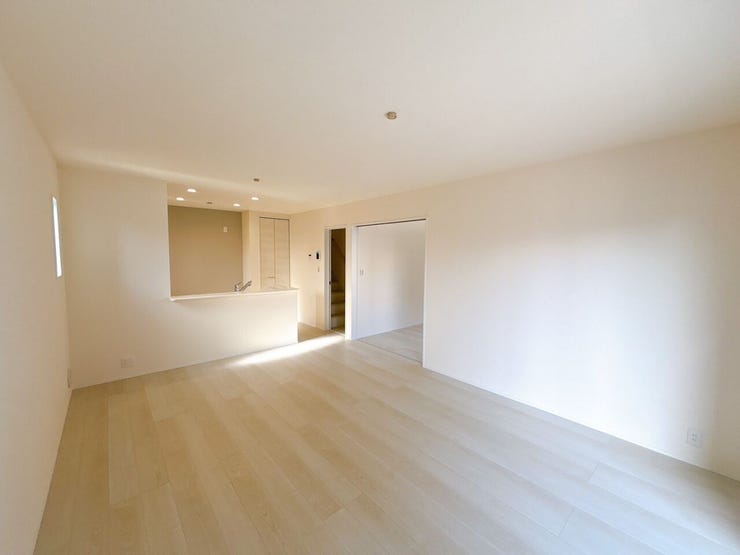 縦長のリビングはどこにいてもLDK全体が見渡しやすく、ぱっと見て室内の様子が把握できるため小さなお子様がいるご家庭でも安心です!