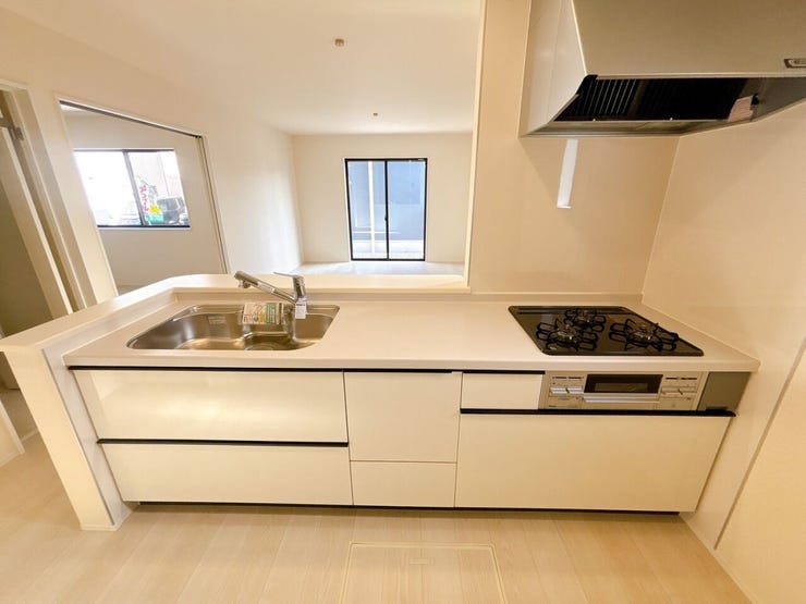 システムキッチンは調理に必要な道具を最小限の動きで取り出せるよう、使い勝手も工夫されており、収納力と収納のしやすさを同時に備えています!