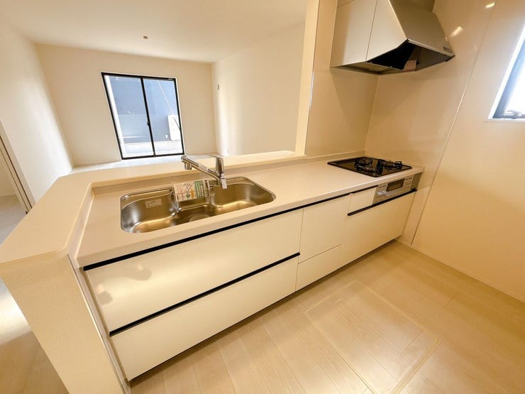 カウンターキッチンはリビングにいる家族の様子を見ながら調理できるため、小さなお子様がいるご家庭にもおすすめです♪