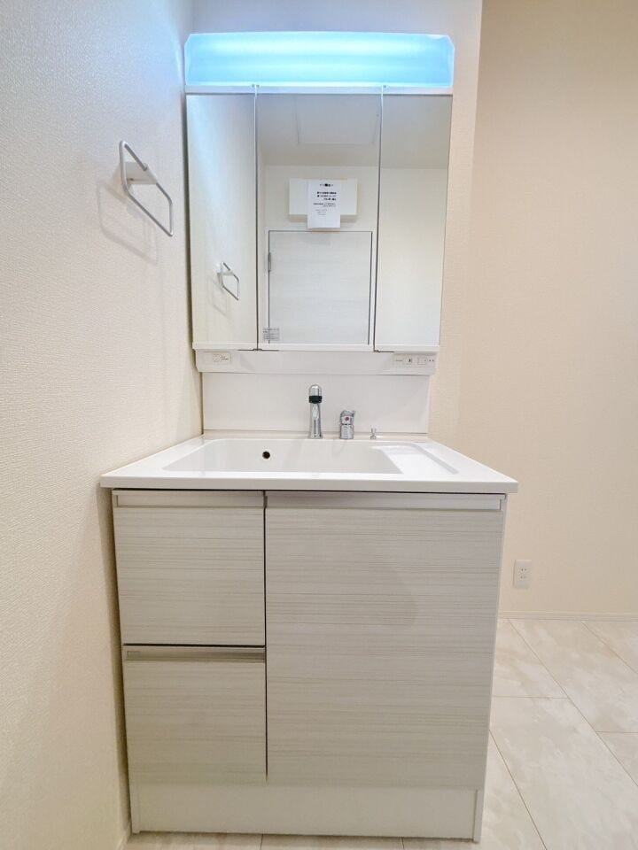 【洗面台】
三面鏡付き洗面台は合わせ鏡で後ろ姿までしっかりチェックでき、身だしなみが整えやすいのが魅力♪
鏡裏には大容量の収納を備え、すっきりしまえて見た目もスマートで毎日の支度が快適になります!