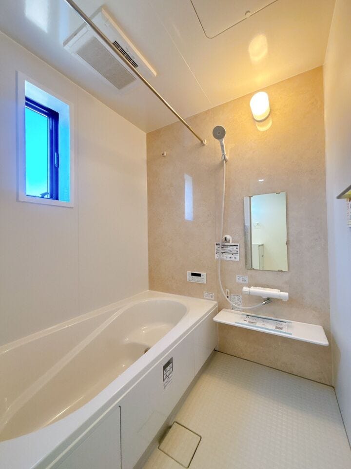 【浴室】
浴室の物干し竿は雨の日でも室内で洗濯物を干すことができるため、天候に左右されずにお洗濯ができます♪
また家族全員分の洗濯物を一気に干したい時や、下着類など外に干しにくい際にも重宝します♪