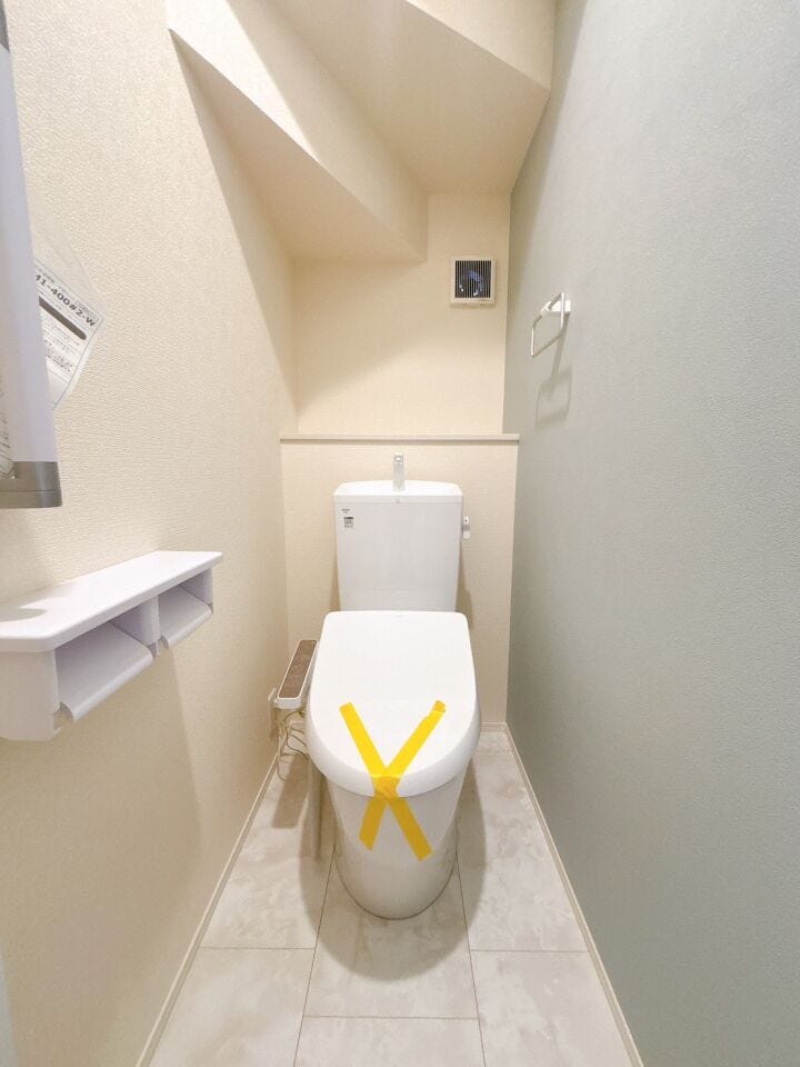 【温水洗浄器付きトイレ 】
温水洗浄器付きのトイレは、便座を暖かく保てるため、冬場でも座ったときにヒヤッとせず快適に使用できます!
ペーパーの使用量の削減にもなるため経済面でもメリットがあります♪