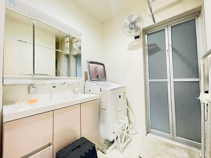 収納が豊富でワイドな三面鏡です!
薄いピンク色のデザインで、シンプルすぎず清潔感のある洗面室です!