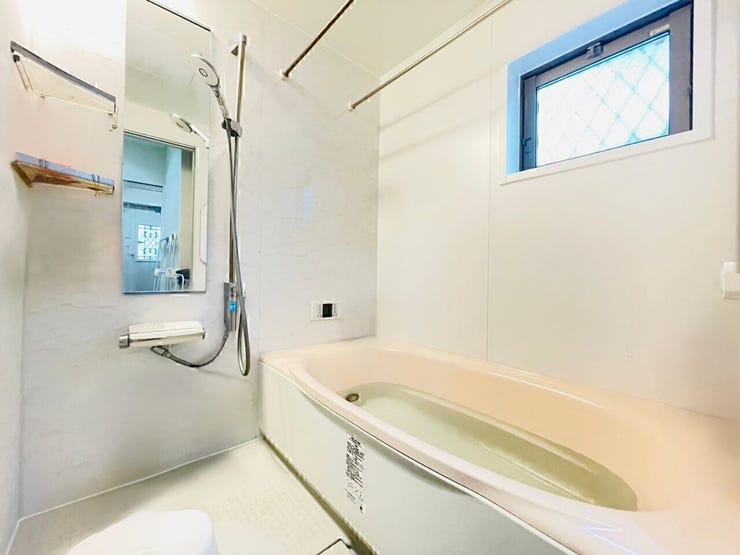 ゆったり寛いでいただける、広めのバスタブです!追い炊き機能・浴室乾燥機付きです!
※一部家具消し加工済み