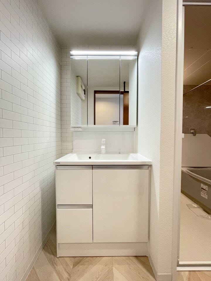 《洗面化粧台》
シンプルで使いやすい洗面化粧台。
下の扉を開けるとストック品等を収納可能です。