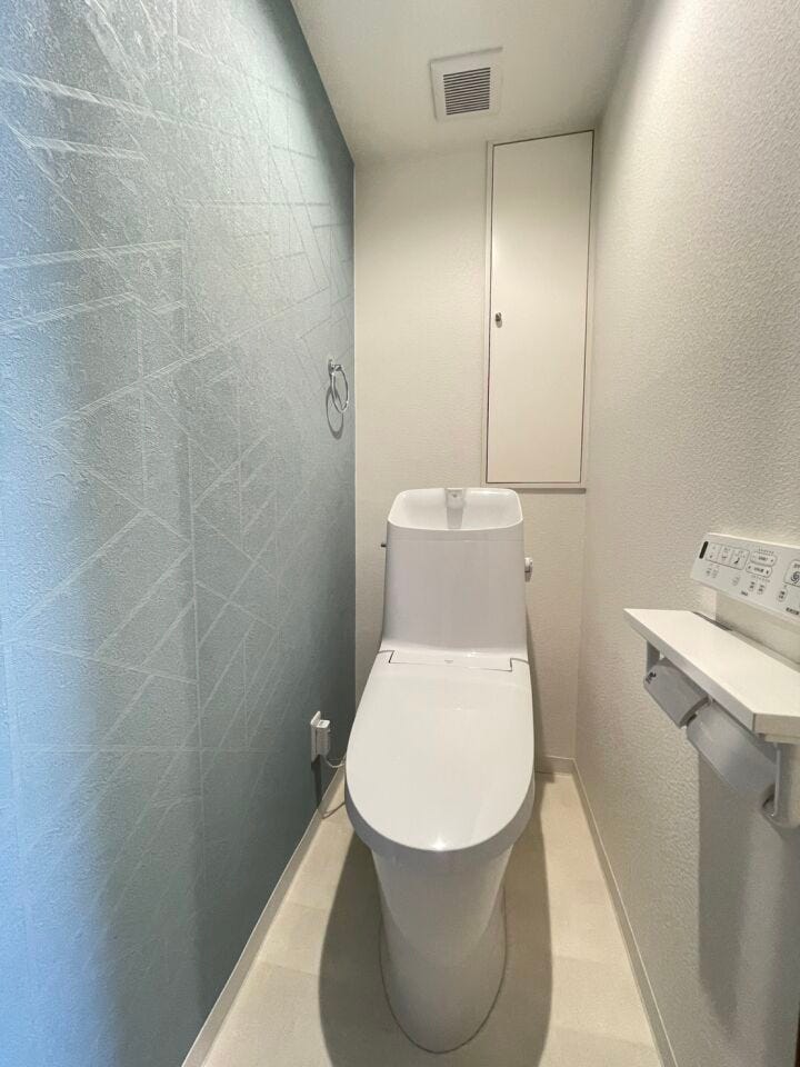 《トイレ》
ウォシュレット付きトイレです。
収納あり!ストック品や掃除用品の収納に♪