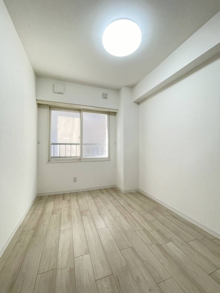 《洋室3》
白を基調としたシンプルな内装です。こども部屋等にもおすすめ♪