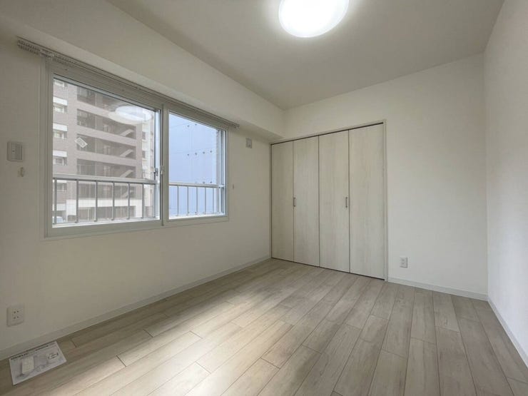 《洋室1》
リビングと隣接するお部屋です。リビングの延長として、お子様プレイルーム等使い方は様々♪