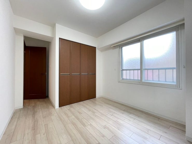 《洋室2》
シンプルで落ち着いた雰囲気の内装で、インテリアも選びやすい♪