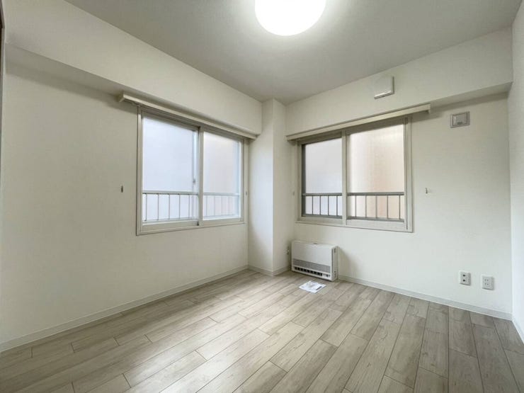 《洋室2》
主寝室としてもおすすめなゆとりある広さのお部屋です。
2面採光で風通し良好♪