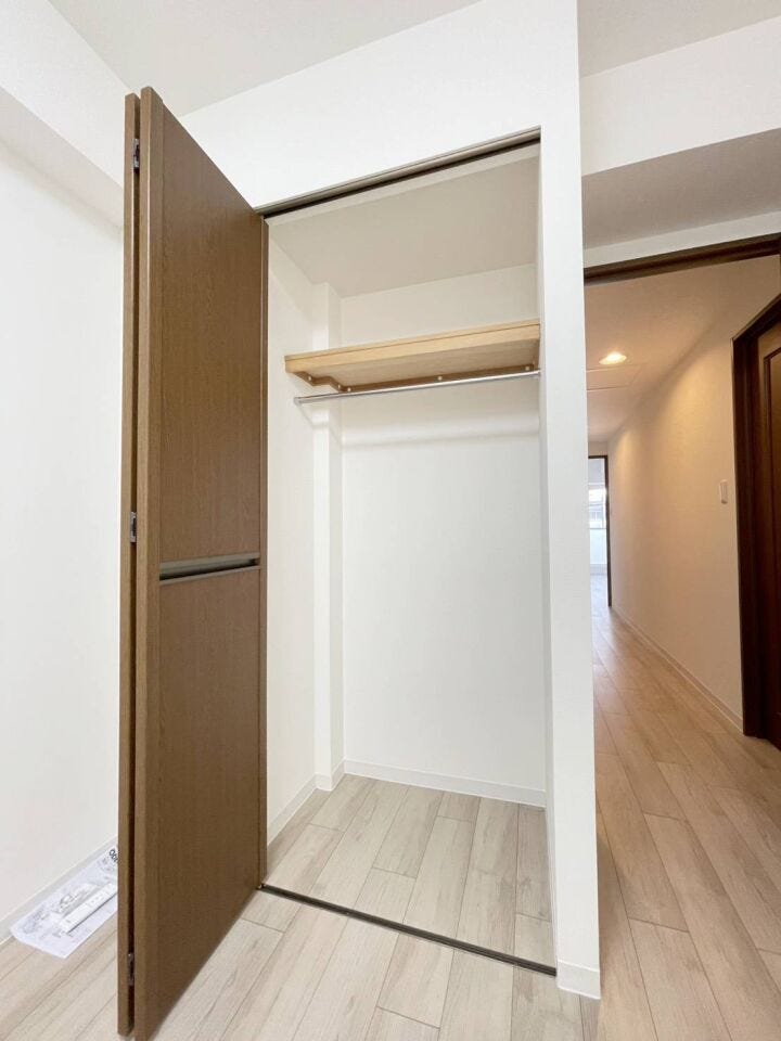 《洋室3 クローゼット》
奥行があり使いやすい!
各部屋に収納スペースを確保しています。