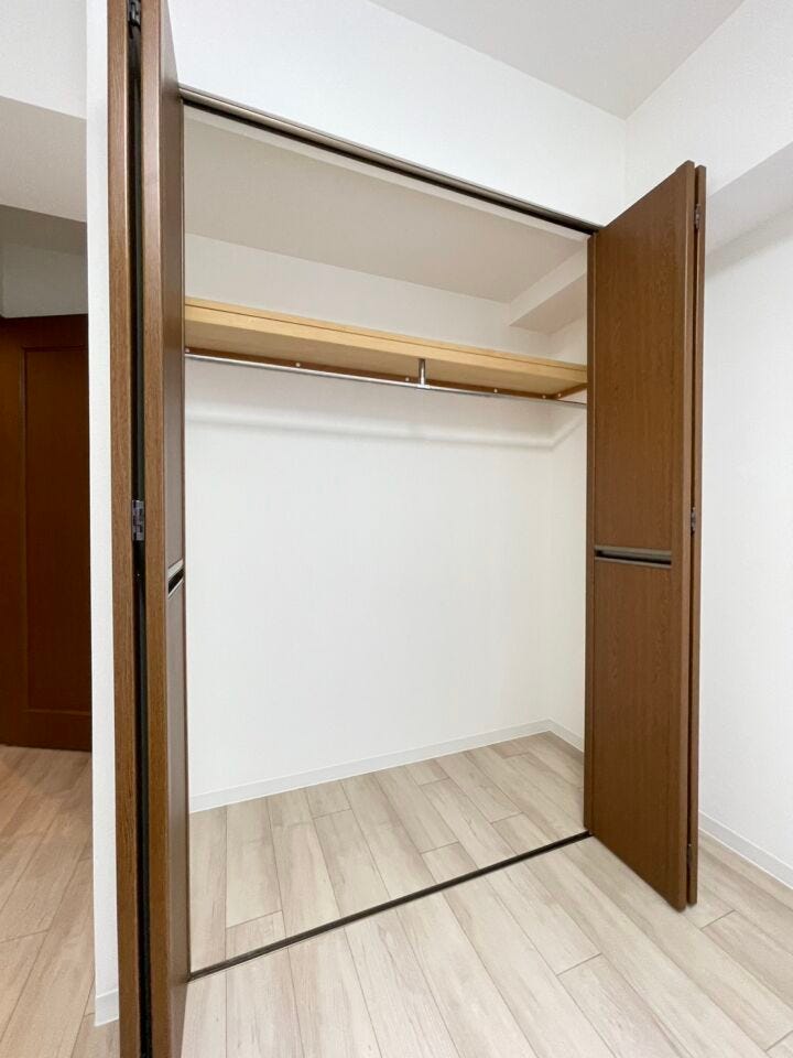 《洋室2 クローゼット》
収納家具が不要でお部屋をより広々お使いいただけます。