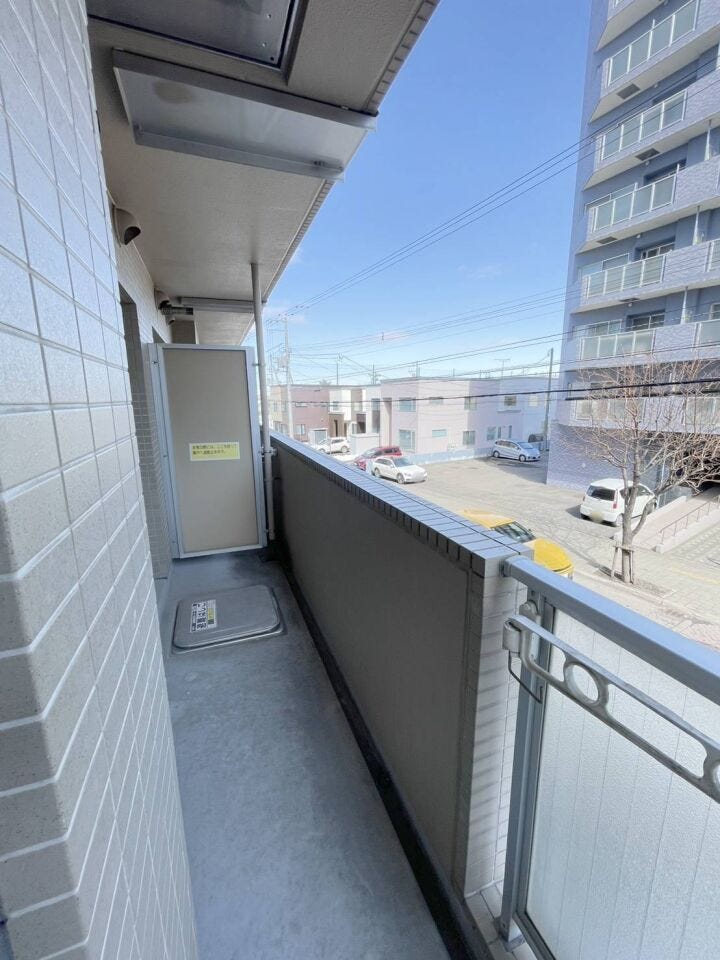 《バルコニー》
横に広くなったバルコニー。
日当たりも望めるのでお部屋の中も明るくなります!