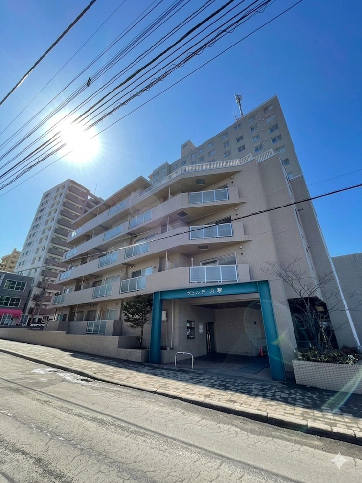 【外観】
《外観写真》
地下鉄東豊線「月寒中央」駅 徒歩5分!
暮らしに便利な立地のマンションです。