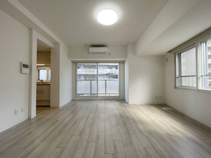 《リビング》
バルコニーに面した大きな窓があり採光を確保。エアコンがあり快適にお過ごしいただけます。