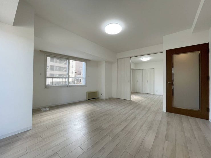 《リビング》
隣接する洋室の戸を開けるとより広々とした印象に♪
シンプルで使いやすい内装です。