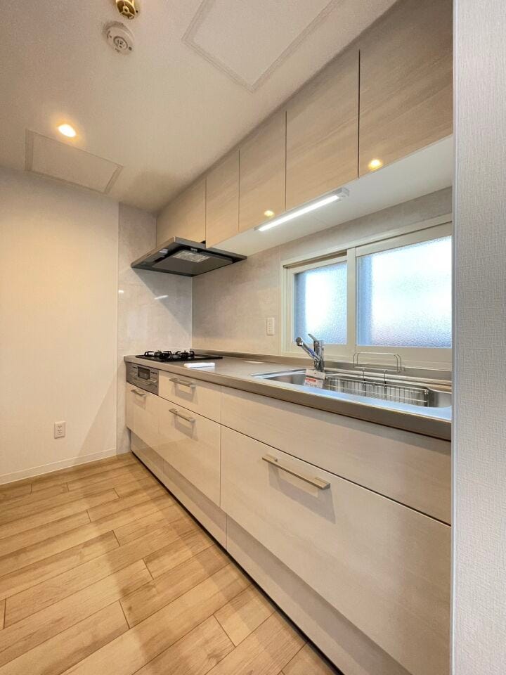 《キッチン》
収納スペース豊富なシステムキッチン!
すっきりとしたキッチンでお料理も捗ります。