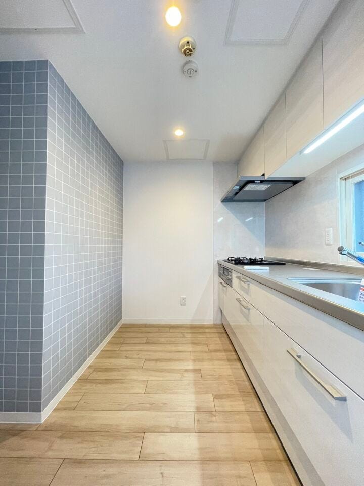 《キッチン》
お料理に集中できる独立キッチン!
調理中のにおいがリビングに広がりにくいのも嬉しい◎
アクセントクロスがおしゃれ♪