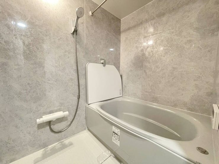 《浴室》
新品交換済みのきれいなバスルーム。
1日の疲れを癒してくれます♪