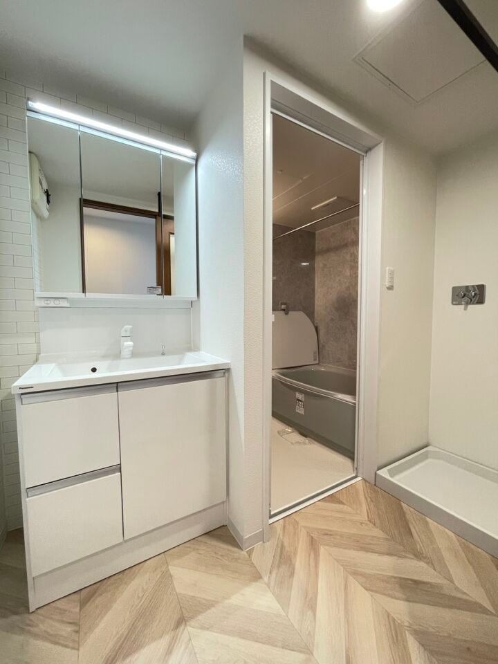 《洗面室》
ヘリボーンの床が可愛らしい洗面室。
明るく清潔感のある空間です。