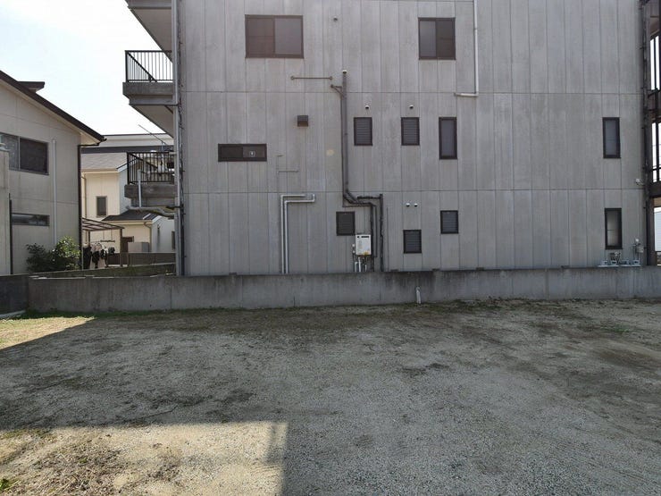 敷地内を北側より撮影