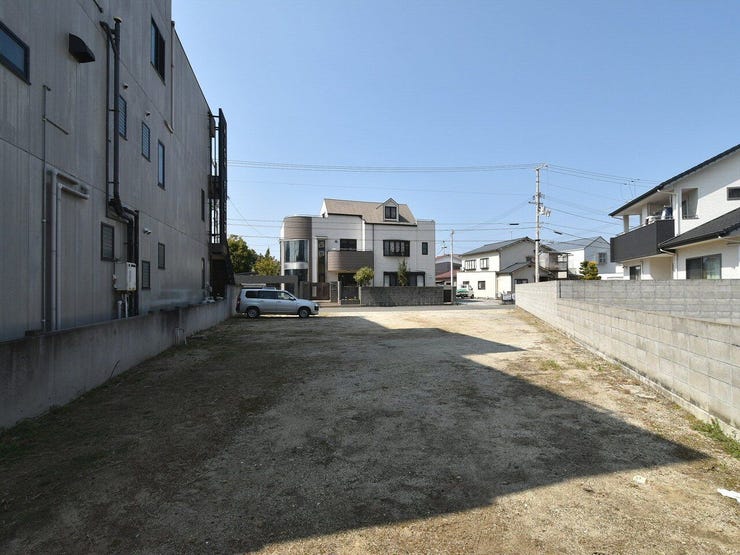 敷地内を東側より撮影