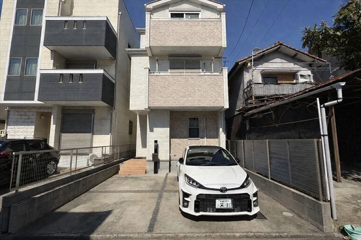 【外観】
2017年完成の3LDK!
JR東海道本線/大高駅まで徒歩約15分。名鉄常滑線/柴田駅まで徒歩約33分。(2026年3月15日撮影)