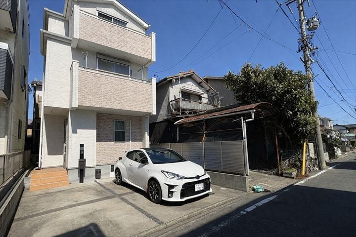 2階にリビングを持ってくることによって日当たり、風通しが良好に。階下に空間があるため、1階リビングに比べると暖かいことも魅力です。(2026年3月15日撮影)