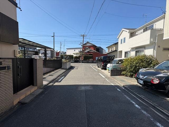 幅員約5mの前面道路です。車がすれ違うのに安心な道幅です。道幅が広すぎると交通量が増えてしまうのも心配ですので、これぐらいが理想的な道幅なのかもしれませんね。(2026年3月15日撮影)