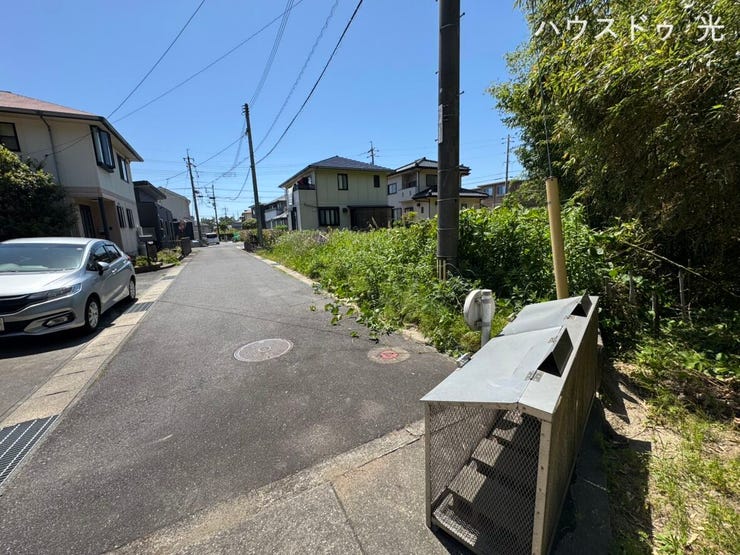 前面道路は通り抜けできないので車などの交通量が増えないのでお住まいの建築にお勧めです。