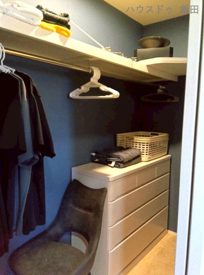 洗濯機置場のある脱衣所の脇にあるうれしい収納スペース