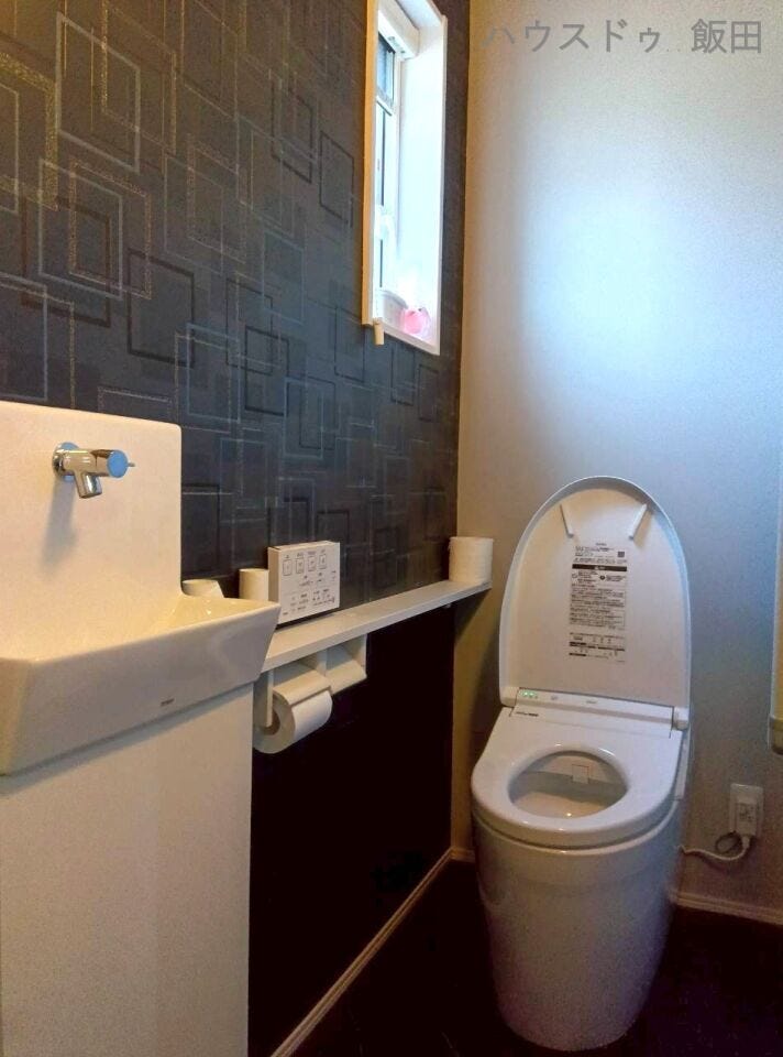 ドアを開けると自動でトイレのカバー蓋が開きます