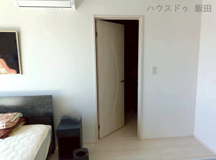 寝室からウォークインクローゼット、その先のドアから趣味スペースの洋室へと続きます。