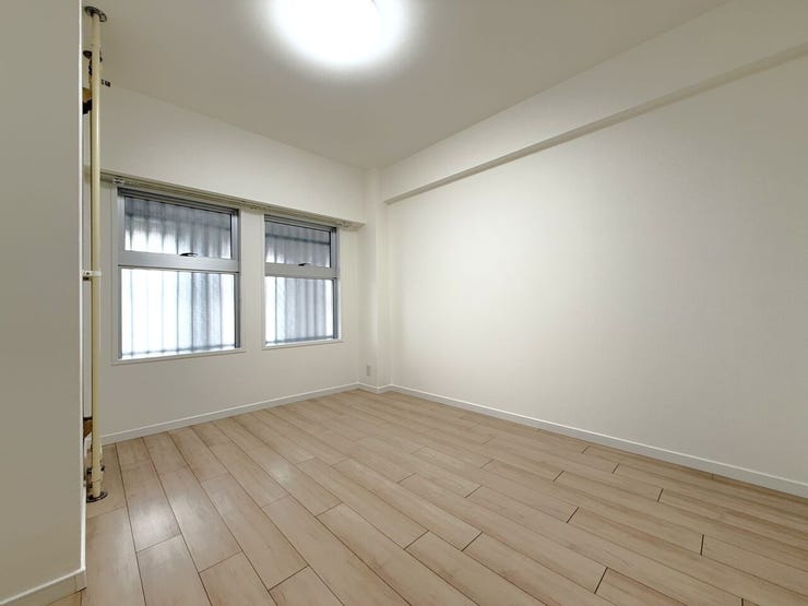 ■洋室(約5.8帖)■
やわらかい光が入る心地よいお部屋です。家具の配置もしやすいサイズ感で、新生活のイメージがふくらみそうですね◎シンプルな内装なのでどんなテイストにも合わせやすい空間です♪