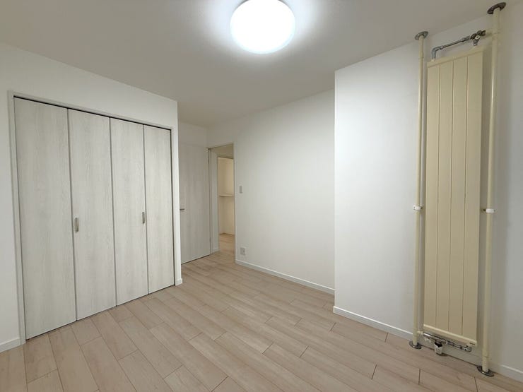 ■洋室(約5.8帖)■
玄関横の洋室です。帰宅後の支度がしやすく日常に便利な位置で、動きやすい間取りです。やわらかい光が入る心地よいお部屋☆クローゼットも大きめで、家具の配置もしやすいサイズ感です◎