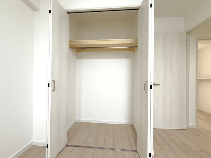 ■収納■
5.8帖洋室にあるクローゼットです。ハンガーパイプと棚が付いていて、衣類も小物もすっきりしまえます◎奥行きもしっかりあるので、お好みの収納ケースを設置しやすく、季節物の収納にも便利ですね♪