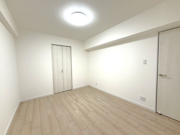 ■洋室(約6.6帖)■
こちらのお部屋、実は窓がないんです!ただその分日焼けの心配がなく、推しグッズやコレクションなど大切な物の保管に向いています☆集中しやすい環境でワークスペースとしての利用も◎