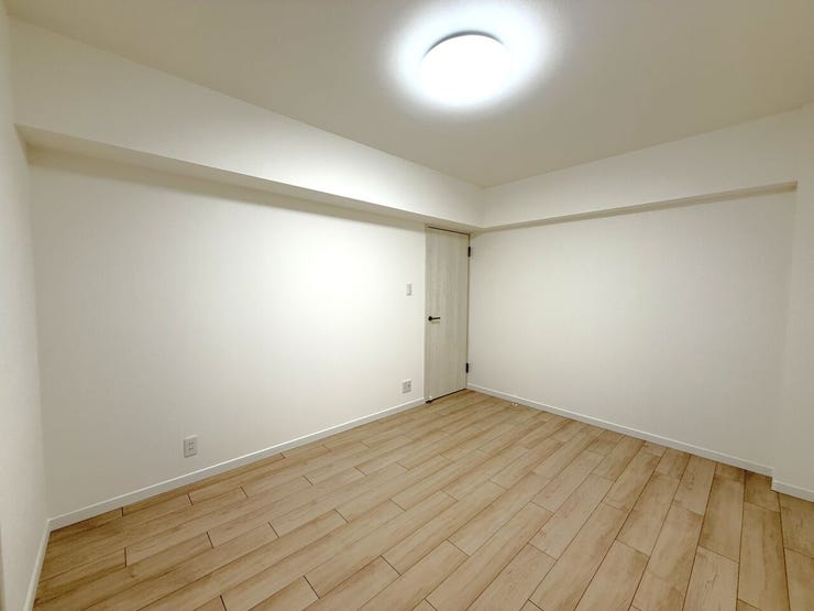 ■洋室(約6.6帖)■
シンプルな形のお部屋なのでスペースを有効に使えて、収納棚を設置しやすく、荷物の整理がしやすいですね◎家具の配置がしやすいので、生活スタイルに合わせて使い分けられます♪