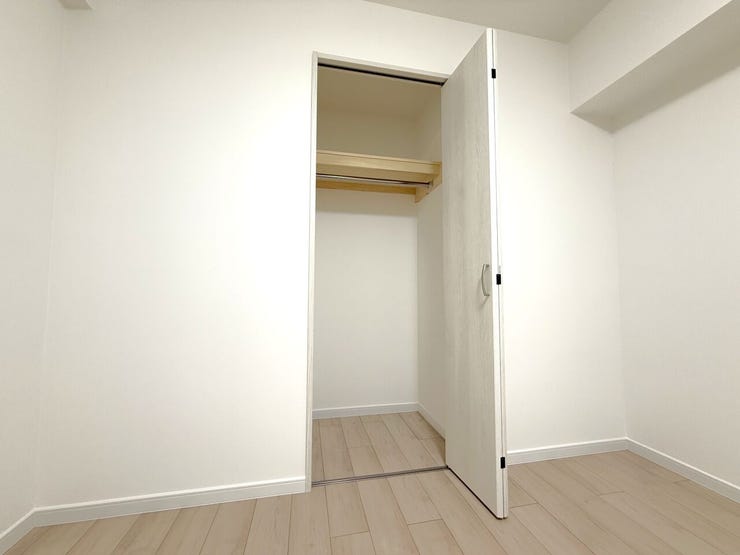 ■収納■
6.6帖洋室にあるクローゼットです。コンパクトながら棚とハンガーパイプがあり、衣類や小物をすっきりしまえる使いやすい収納で取り出しもしやすく、毎日の片付けも気軽に続けられそうです◎